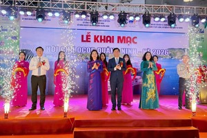 Các đại biểu cắt băng khai mạc Hội chợ OCOP Quảng Ninh - Hè 2026.