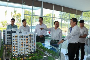 Đoàn công tác Bộ Xây dựng do Thứ trưởng Nguyễn Văn Sinh làm Trưởng đoàn kiểm tra công tác triển khai các dự án nhà ở xã hội tại Đà Nẵng. Ảnh: Bộ Xây dựng