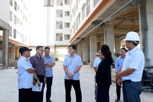 Phó chủ tịch UBND tỉnh Lâm Đồng Nguyễn Hồng Hải (giữa) kiểm tra Dự án Khu nhà ở cho công nhân Khu công nghiệp Hàm Kiệm II. Ảnh: T.T Dân