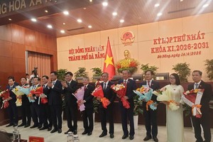 Lãnh đạo Thành ủy Đà Nẵng tặng hoa chúc mừng các lãnh đạo, các ban của HĐND thành phố khóa XI, nhiệm kỳ 2026 - 2031. Ảnh: Linh Đan 