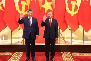 Tổng Bí thư, Chủ tịch nước Tô Lâm và Tổng Bí thư, Chủ tịch nước Trung Quốc Tập Cận Bình chụp ảnh chung trong chuyến thăm Việt Nam hồi tháng 4/2025 (Ảnh: Nhật Bắc).