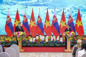 Thủ tướng Lê Minh Hưng và Thủ tướng Robert Fico gặp gỡ báo chí - Ảnh: VGP/Nhật Bắc