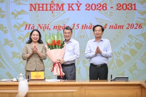 Phó Chủ tịch nước, Phó Chủ tịch Thứ nhất Hội đồng Thi đua-Khen thưởng Trung ương Võ Thị Ánh Xuân và Bộ trưởng Bộ Nội vụ, Phó Chủ tịch Thường trực Hội đồng Đỗ Thanh Bình tặng hoa chúc mừng Thủ tướng Lê Minh Hưng, Chủ tịch Hội đồng Thi đua-Khen thưởng Trung ương - Ảnh: VGP.