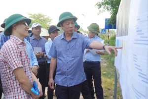 Phó Chủ tịch Thường trực UBND tỉnh Quảng Trị Hoàng Nam (đang chỉ tay vào sa bàn dự án) kiểm tra tiến độ dự án đoạn qua xã Diên Sanh