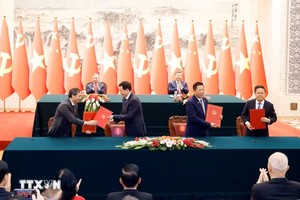 Lễ ký Bản ghi nhớ hợp tác giữa Ban Tổ chức Trung ương Đảng Cộng sản Việt Nam và Ban Tổ chức Trung ương Đảng Cộng sản Trung Quốc và ký Bản ghi nhớ giữa Bộ Xây dựng Việt Nam và Ủy ban Phát triển và Cải cách Quốc gia Trung Quốc về triển khai hợp tác đào tạo đường sắt để tăng cường năng lực cho nhân lực đường sắt Việt Nam. (Ảnh: Thống Nhất/TTXVN)