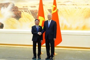  Thường trực Ban Bí thư Trần Cẩm Tú (trái) và Chánh Văn phòng Trung ương Đảng Cộng sản Trung Quốc tại buổi hội đàm. Ảnh: TTXVN.