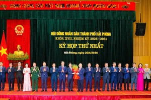 Ông Lê Ngọc Châu, Uỷ viên Trung ương Đảng, Bí thư Thành uỷ, Trưởng Đoàn Đại biểu Quốc hội thành phố Hải Phòng tặng hoa chúc mừng các đồng chí lãnh đạo và Uỷ viên UBND thành phố nhiệm kỳ 2026 - 2031