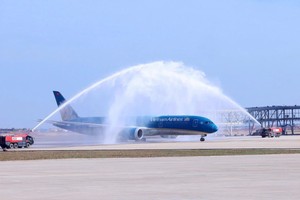 Chuyến bay chở khách đầu tiên do Vietnam Airlines khai thác hạ cánh tại Cảng hàng không quốc tế Long Thành vào ngày 19/12/2025.