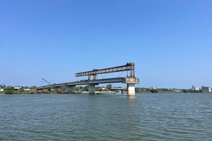 Dự án Cầu Tam Tiến và đường dẫn có tổng vốn đầu tư 220 tỷ vẫn dang dở sau 7 năm thi công. 