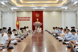 Ông Bùi Văn Khắng, Chủ tịch UBND tỉnh Quảng Ninh chủ trì cuộc họp. Ảnh: Đỗ Phương