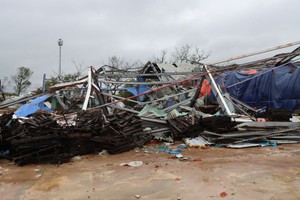 Nhà xưởng của Công ty TNHH TMDV Phước Tiến tại Khu công nghiệp Phú Tài , tỉnh Gia Lai bị thiệt hại do cơn bão số 13. Ảnh: Thùy Trang 