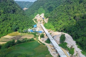 Một đoạn công trường thi công cao tốc Đồng Đăng - Trà Lĩnh. 