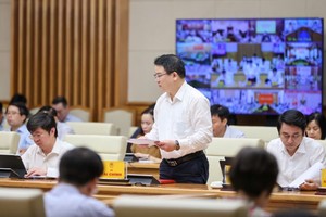  Thứ trưởng Bộ Tài chính Trần Quốc Phương báo cáo tại Hội nghị. Ảnh: VGP