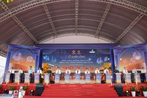 Các đại biểu thực hiện nghi thức bấm nút khởi công Dự án Cảng Hàng không Phan Thiết, tỉnh Lâm Đồng. Ảnh: Hạ Chúc