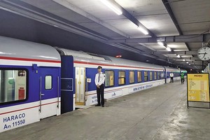 Tàu đường sắt Bắc - Nam đón khách tại ga Hà Nội
