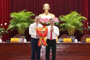 Ông Đồng Văn Thanh, Ủy viên BCH Trung ương Đảng, Phó Bí thư Thường trực Thành ủy, Chủ tịch HĐND TP. Cần Thơ tặng hoa chúc mừng ông Lê Công Lý (bên trái)