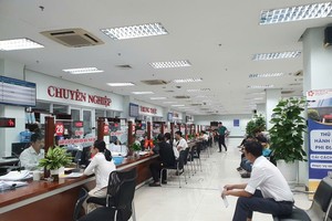 Người dân, doanh nghiệp làm thủ tục hành chính tại Trung tâm hành chính công thành phố Đà Nẵng. Ảnh: Linh Đan