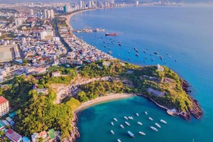 Phát triển Khánh Hòa là đô thị loại I và trở thành thành phố trực thuộc trung ương hiện đại, thông minh, xanh và bền vững; là cực tăng trưởng quan trọng của cả nước, đô thị biển - cửa ngõ quốc tế có sức cạnh tranh cao.