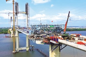 Thi công cầu Phước Khánh trên tuyến cao tốc Bến Lức - Long Thành. Ảnh: Lê Anh