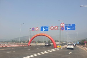 Tuyến đường ven biển kết nối cảng Liên Chiểu vừa thông xe kỹ thuật có ý nghĩa quan trọng trong việc phát triển logistics của thành phố Đà Nẵng trong thời gian tới. Ảnh: Linh Đan