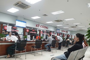 Người dân làm thủ tục hành chính tại Trung tâm hành chính công TP.Đà Nẵng. Ảnh: Linh Đan 