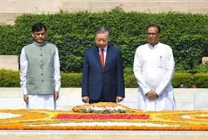 Tổng Bí thư, Chủ tịch nước Tô Lâm đặt vòng hoa tưởng nhớ Mahatma Gandhi 