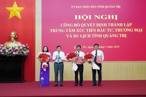 Chủ tịch UBND tỉnh Quảng Trị Lê Hồng Vinh trao các quyết định bổ nhiệm cho lãnh đạo Trung tâm Xúc tiến Đầu tư, Thương mại và Du lịch tỉnh.