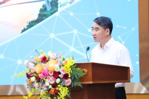 Phó Chủ tịch UBND TP. Hà Nội Nguyễn Xuân Lưu trình bày tham luận tại Hội nghị.