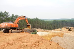 Hạng mục thi công Dự án đầu tư xây dựng Quốc lộ 15D đoạn qua xã Diên Sanh.