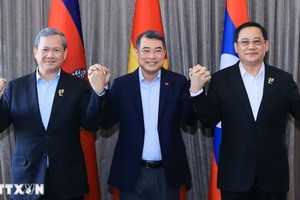 Thủ tướng Chính phủ Lê Minh Hưng với Thủ tướng Campuchia Hun Manet và Thủ tướng Lào Sonexay Siphandone.