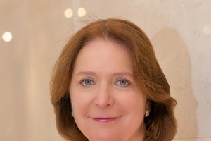 Bà Angela Knight, Chủ tịch HĐQT Cơ quan Dịch vụ tài chính Astana (Kazakhstan), nguyên Thứ trưởng phụ trách kinh tế Bộ Tài chính Anh