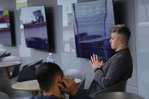 Mặt bằng lãi suất duy trì ở mức cao là một trong những yếu tố khiến tâm lý giao dịch trở nên dè dặt hơn