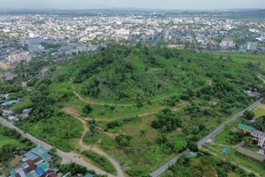 Toàn cảnh núi Thiên Bút.
