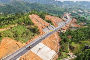 Thảm bê tông nhựa tại đoạn đầu tuyến cao tốc Hữu Nghị - Chi Lăng.