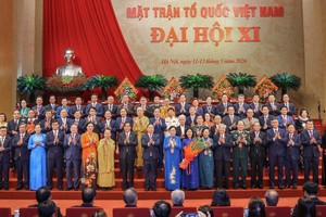 70 vị tham gia Đoàn Chủ tịch Uỷ ban Trung ương Mặt trận Tổ quốc Việt Nam khóa XI ra mắt Đại hội. Ảnh: Quang Vinh.