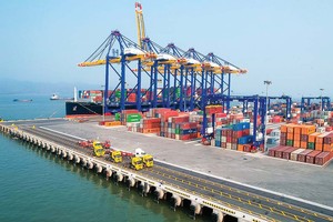 Hải Phòng đang từng bước trở thành đầu tàu giao thương quốc tế, với hệ thống cảng biển trong top 30 cảng container hiệu quả nhất thế giới (Ảnh: Đàm Thanh) 