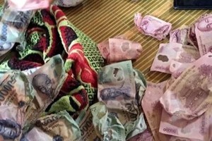 Ngân hàng phải đổi tiền rách, hỏng cho dân không yêu cầu giấy tờ, tiền Polyme bị cháy 70% vẫn được đổi 