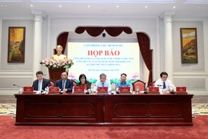 Các vị chủ trì họp báo - Ảnh: TT.