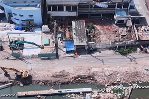 Tiến độ thi công dự án cải tạo môi trường bờ bắc kênh Đôi đang bị ảnh hưởng do hệ thống hạ tầng kỹ thuật chưa di dời -Ảnh: HT