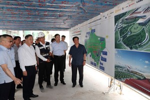 Phó Thủ tướng Thường trực Chính phủ Phạm Gia Túc nghe báo cáo về tiến độ dự án đầu tư mở rộng Cảng hàng không quốc tế Phú Quốc - Ảnh: VGP.