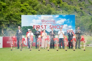 Đại biểu cắt băng khánh thành sân Canyon Course tại Legend Valley Country Club