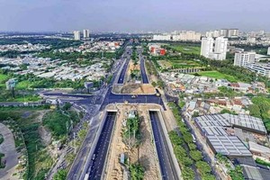 Đường Nguyễn Văn Linh hiện có dải phân cách rộng ở giữa nên thuận lợi cho việc xây dựng đường trên cao - Ảnh: L.Q