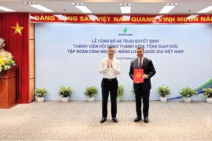Bộ trưởng Bộ Tài chính Ngô Văn Tuấn trao Quyết định bổ nhiệm ông Lê Mạnh Cường giữ chức Thành viên Hội đồng thành viên Tập đoàn Công nghiệp - năng lượng quốc gia Việt Nam.