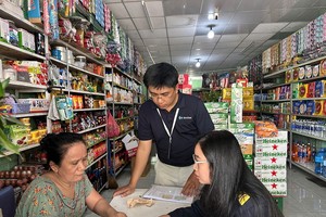 Cán bộ Thuế Đà Nẵng hướng dẫn các hộ kinh doanh kê khai, thực hiện nghĩa vụ thuế. Ảnh: Quốc Việt