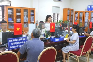 Người nộp thuế và nhân dân được hỗ trợ giải quyết TTHC tại bộ phận một cửa cơ quan Thuế Hà Nội. Ảnh minh họa.