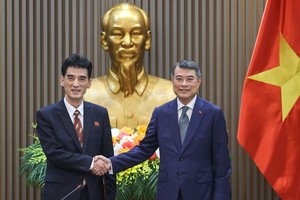 Thủ tướng Chính phủ Lê Minh Hưng tiếp đồng chí Ri Sung Guk, Đại sứ đặc mệnh toàn quyền nước Cộng hòa Dân chủ Nhân dân Triều Tiên tại Việt Nam - Ảnh: VGP/Nhật Bắc
