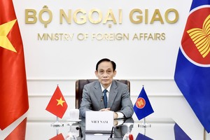 Đồng chí Lê Hoài Trung, Ủy viên Bộ Chính trị, Bộ trưởng Bộ Ngoại giao dẫn đầu Đoàn Việt Nam tham dự cuộc họp.