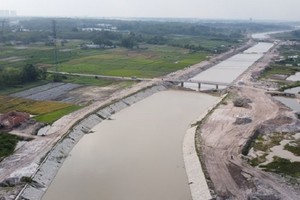 Một đoạn Suối Cái đã hoàn thành phần kè 2 bên. 
