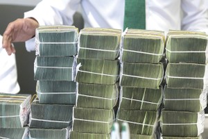 NIM thu hẹp đang khiến triển vọng lợi nhuận ngân hàng phân hóa mạnh, buộc dòng tiền chọn lọc hơn với cổ phiếu ngành này