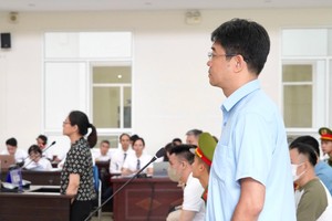 Bị cáo Lê Hoàng và vợ là cựu Cục trưởng Cục An toàn thực phẩm Trần Việt Nga đứng trước bục khai báo.